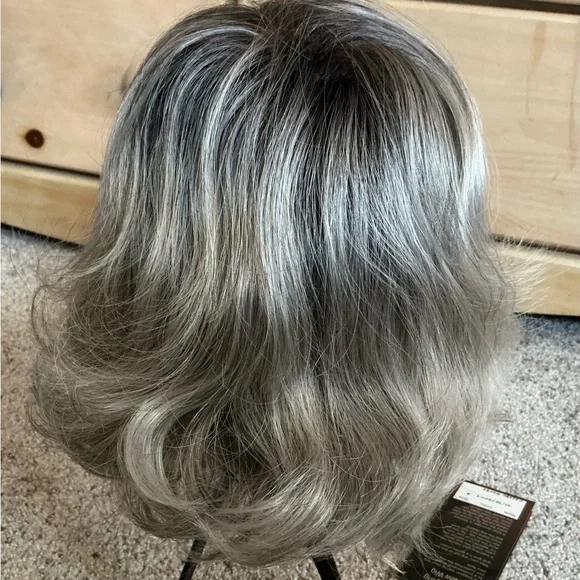 Jaclyn Smith Malibu Waves Wig
Silver Starlet color
Lace front/natural hairline - Picture 4 of 7